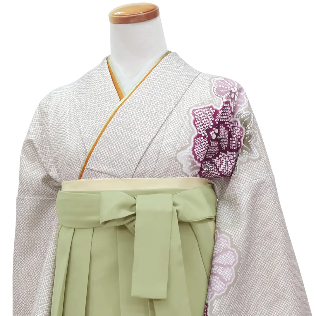薄茶地に疋田牡丹・オリーブ袴（無地） （二尺袖）／卒業式／斜め詳細