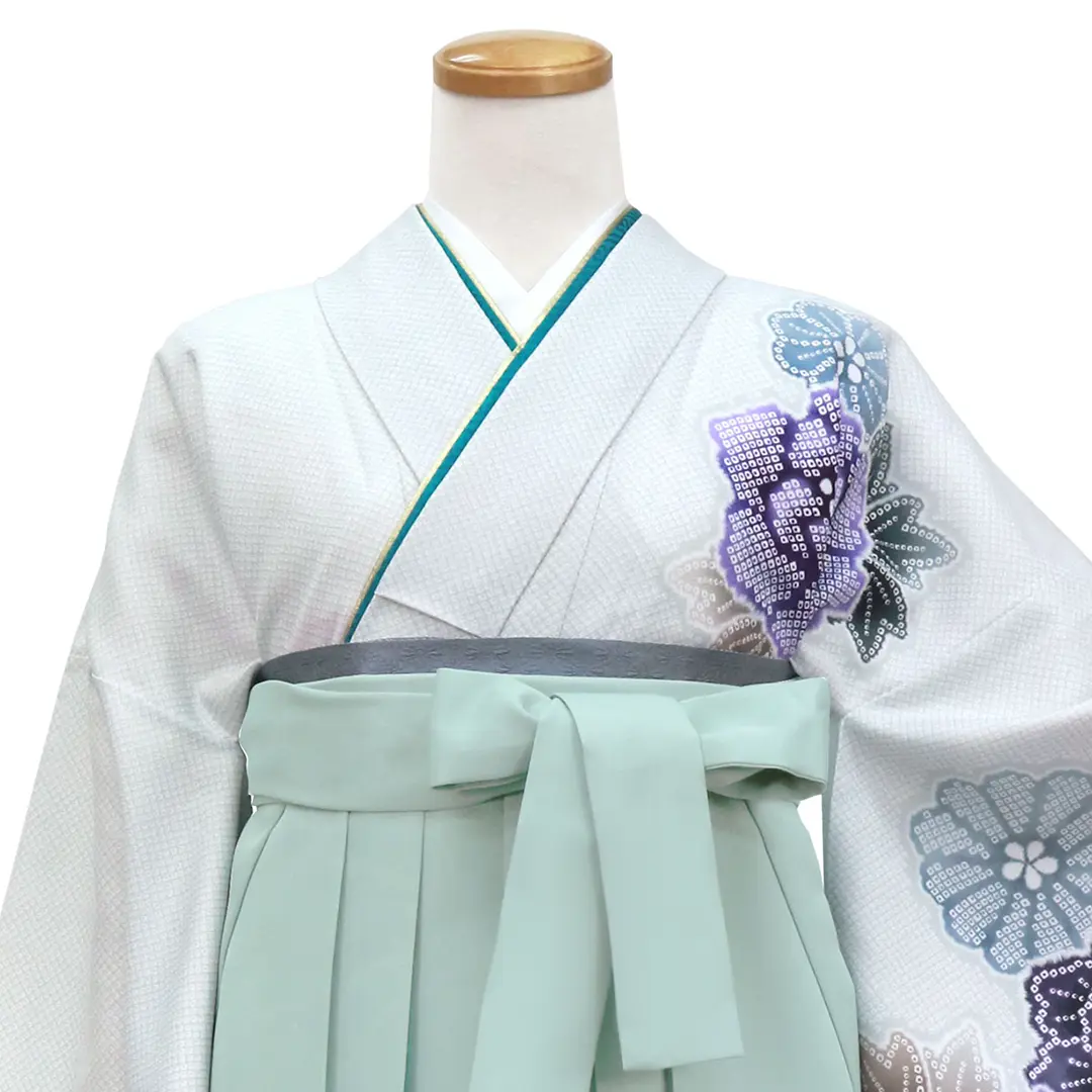 白灰地に疋田牡丹・くすみグリーン袴（無地）（二尺袖）／卒業式 正面詳細