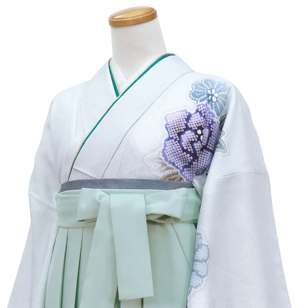 白灰地に疋田牡丹・くすみグリーン袴（無地）（二尺袖）／卒業式 斜め詳細