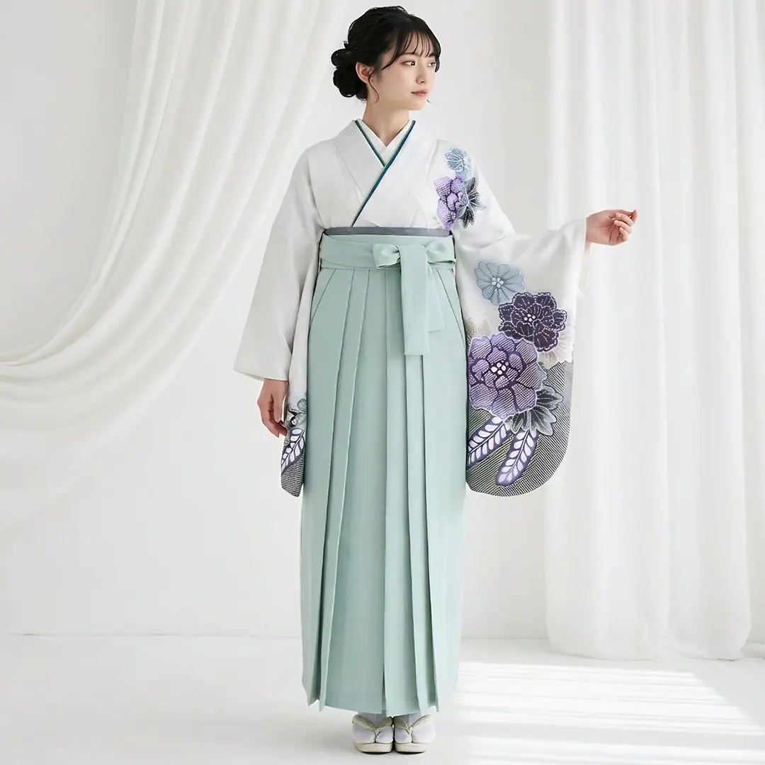 白灰地に疋田牡丹・くすみグリーン袴（無地）（二尺袖）／卒業式／着用イメージ
