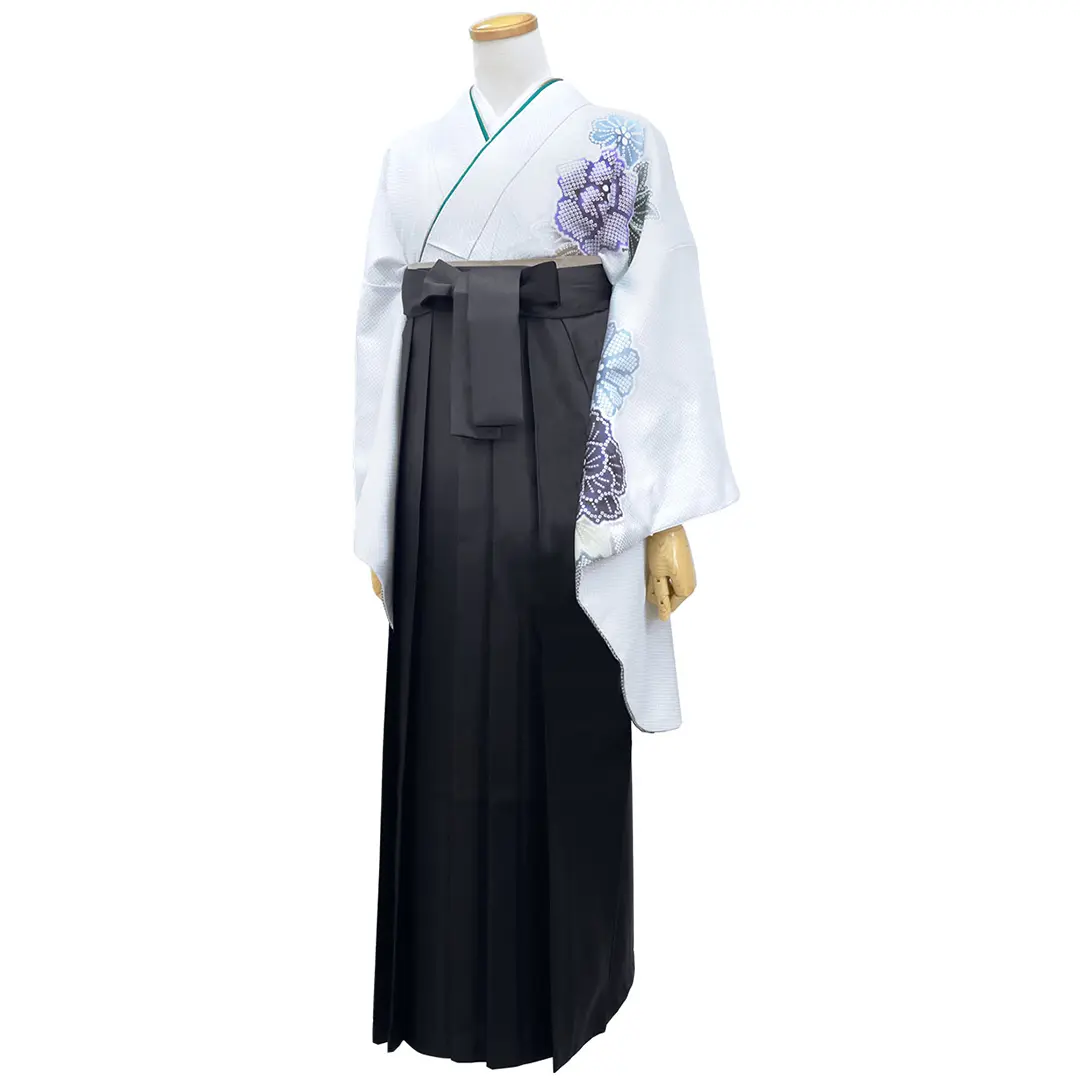 白灰地に疋田牡丹・黒袴（ぼかし）（二尺袖）／卒業式 斜め