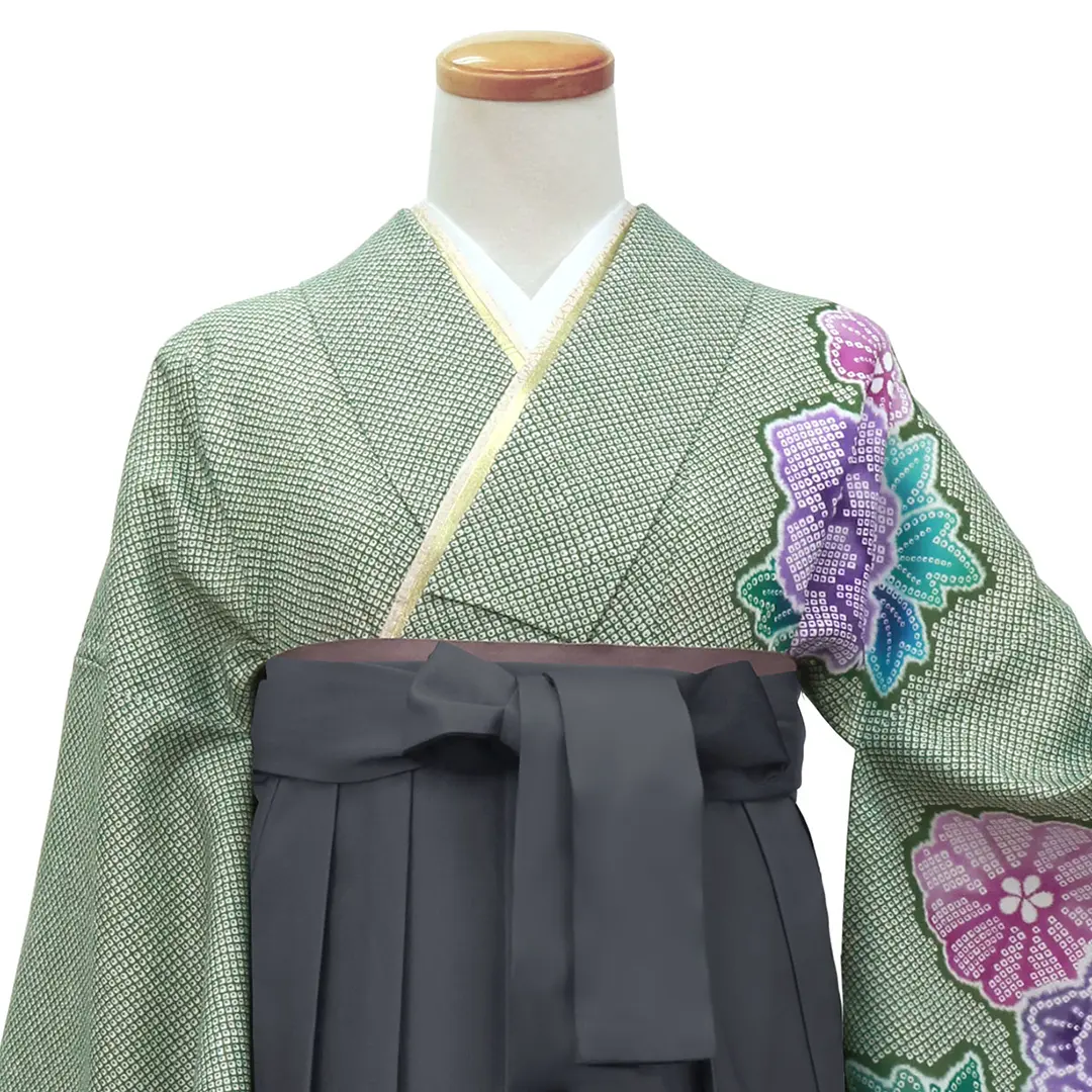 緑地に疋田牡丹・黒袴（ぼかし）（二尺袖）／卒業式 正面詳細