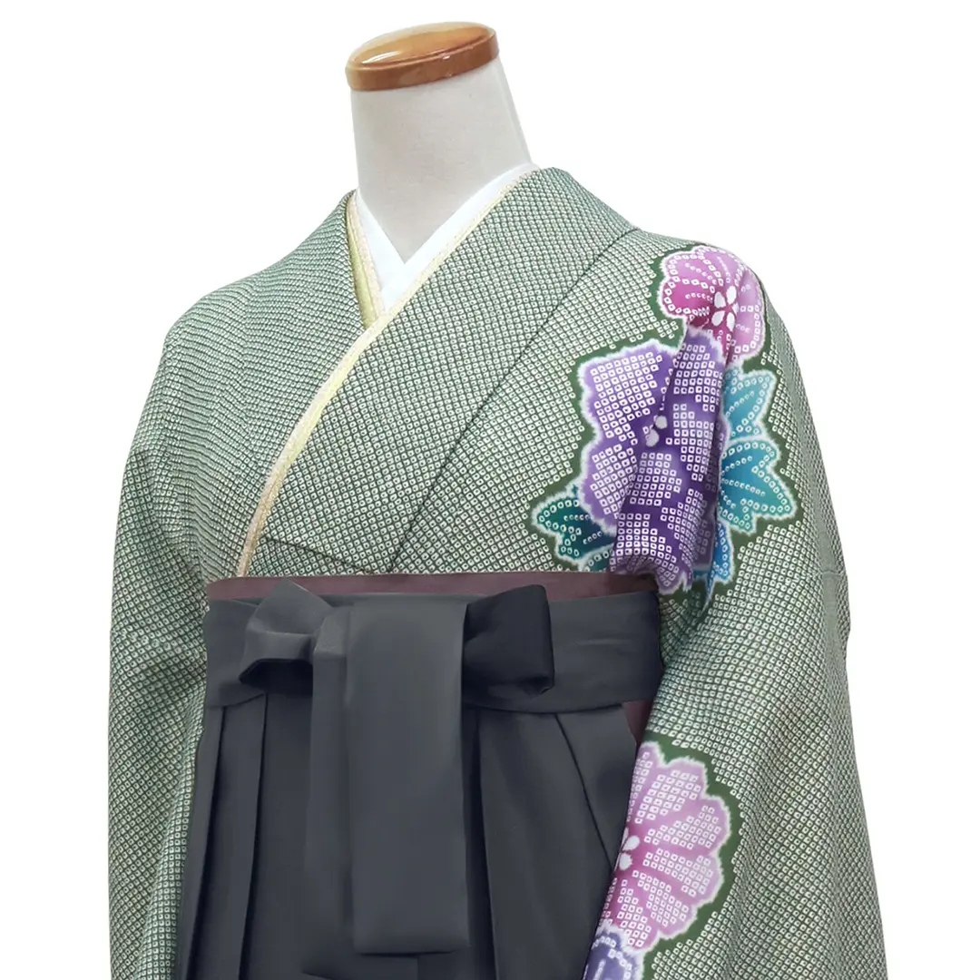 緑地に疋田牡丹・黒袴（ぼかし）（二尺袖）／卒業式 斜め詳細