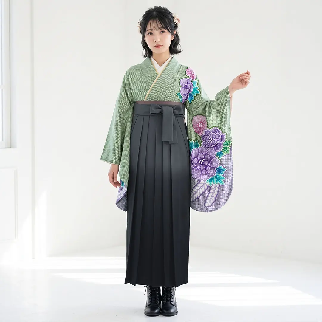 なの　黒地銀彩牡丹柄着物袴 緑地に疋田牡丹・黒袴（ぼかし） （二尺袖）／卒業式 | 宅配着物