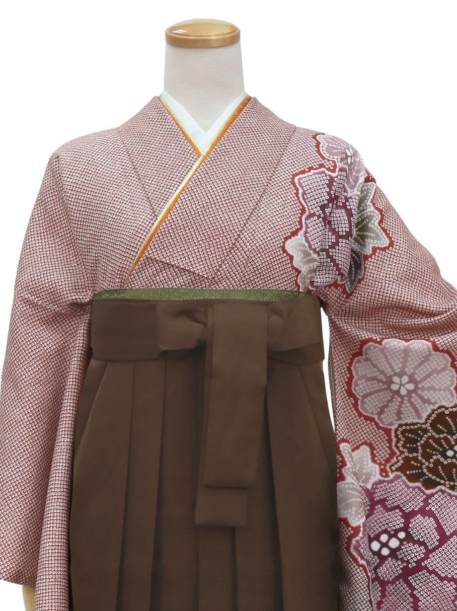 赤地に疋田牡丹・茶色袴（無地）（二尺袖）／卒業式