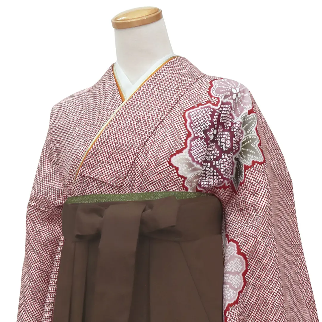 赤地に疋田牡丹・茶色袴（無地）（二尺袖）／卒業式 斜め詳細