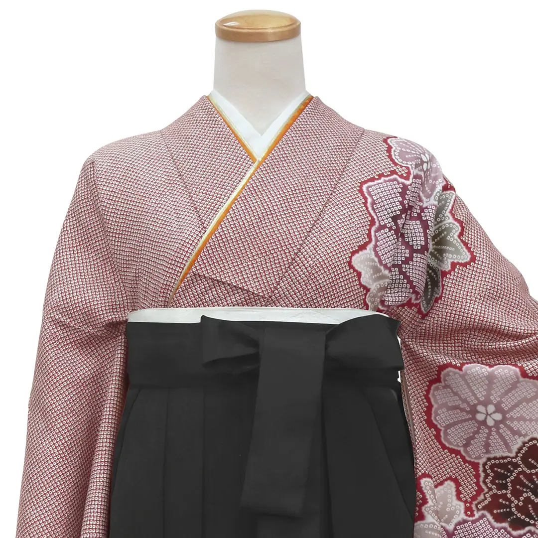 赤地に疋田牡丹・黒袴（無地）（二尺袖）／卒業式 正面詳細
