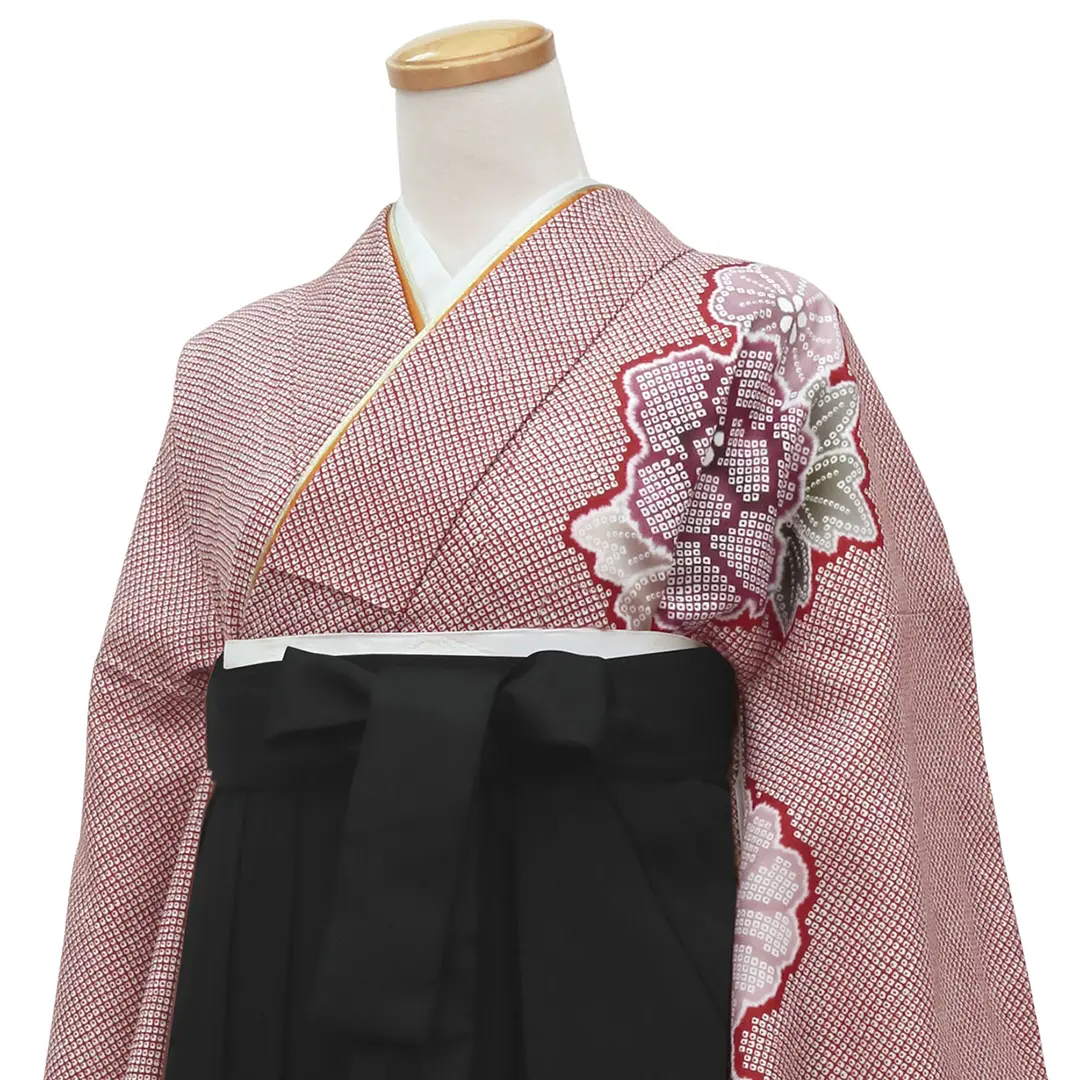 赤地に疋田牡丹・黒袴（無地）（二尺袖）／卒業式 斜め詳細