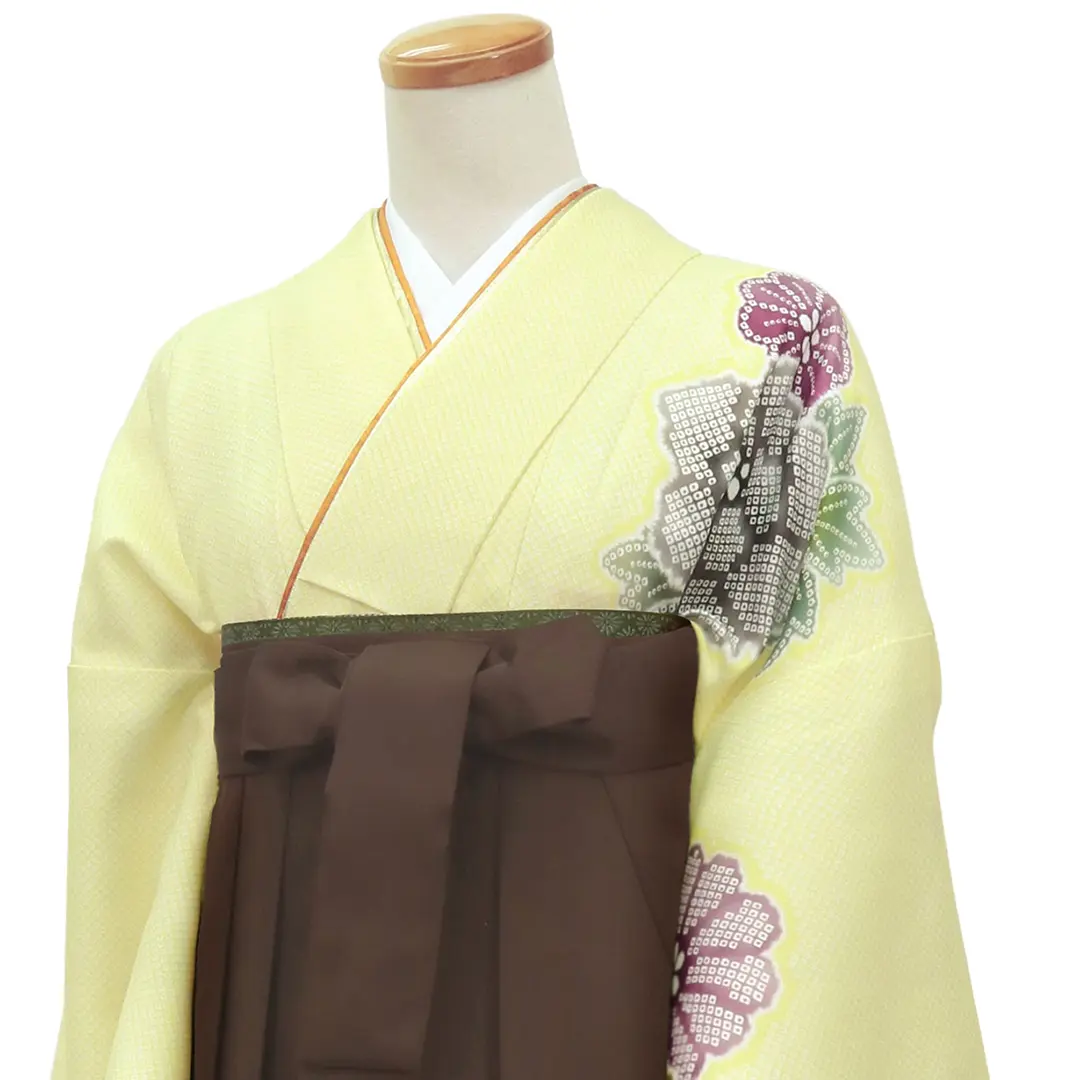 黄色地に疋田牡丹・茶色袴（無地）（二尺袖）／卒業式 斜め詳細