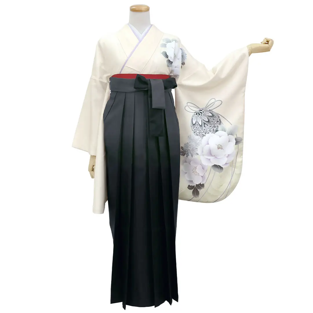 白地に鈴と牡丹・黒袴（ぼかし）（二尺袖）／卒業式 正面