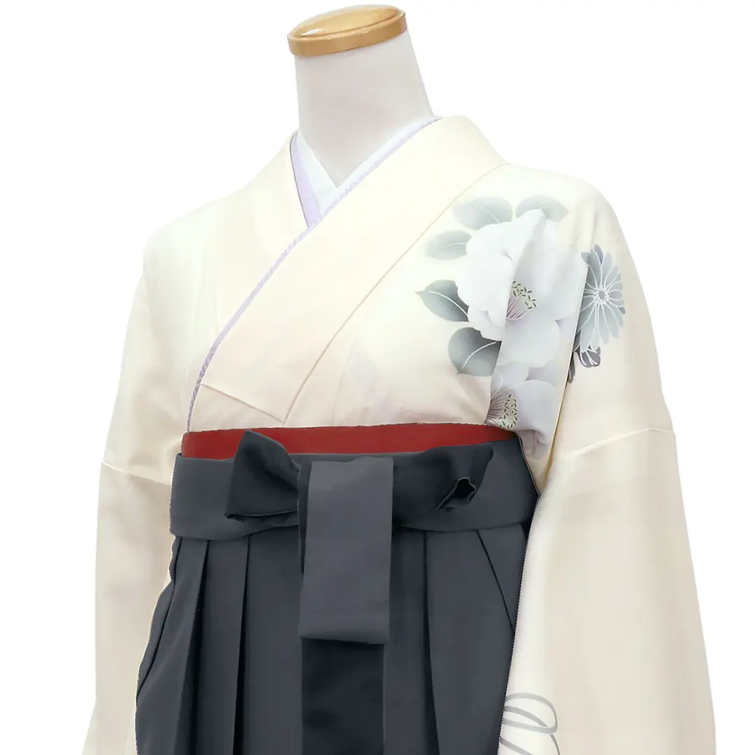 白地に鈴と牡丹・黒袴（ぼかし）（二尺袖）／卒業式 斜め詳細