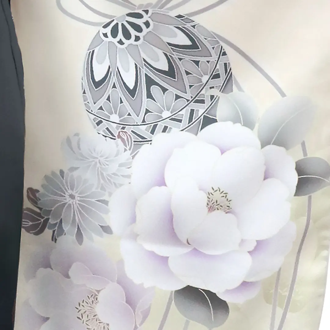 白地に鈴と牡丹・黒袴（ぼかし）（二尺袖）／卒業式 袖詳細