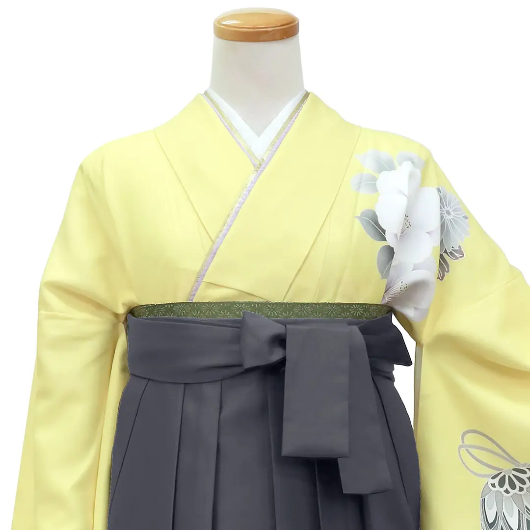 黄色地に鈴と牡丹・黒袴（ぼかし）（二尺袖）／卒業式 正面詳細