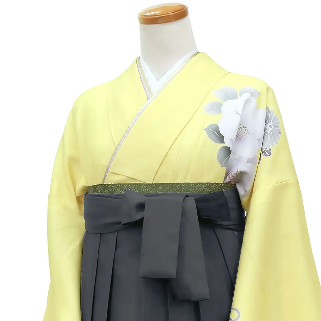 黄色地に鈴と牡丹・黒袴（ぼかし）（二尺袖）／卒業式 斜め詳細