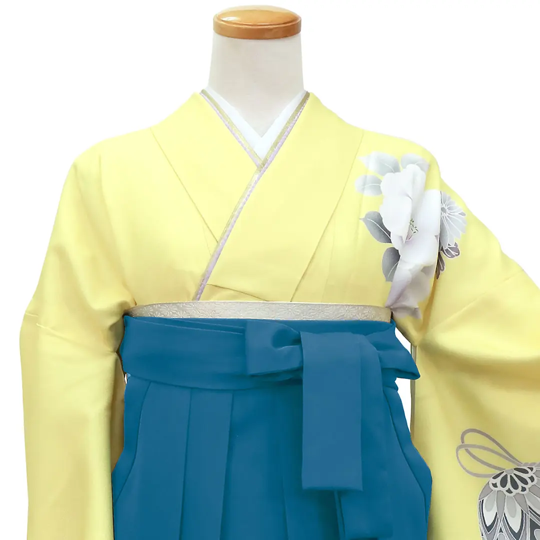 黄色地に鈴と牡丹・青袴（二尺袖）／卒業式 正面詳細