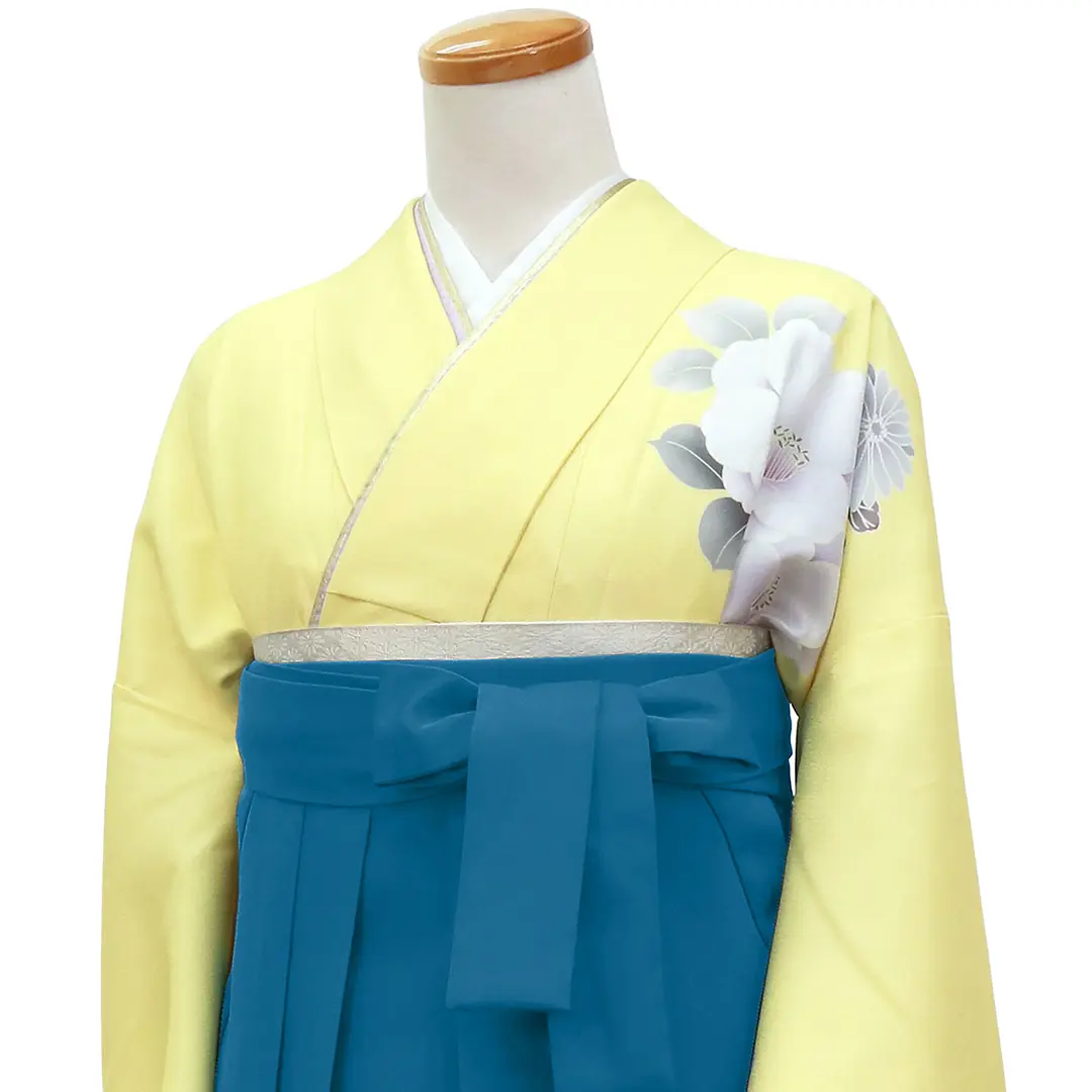 黄色地に鈴と牡丹・青袴（二尺袖）／卒業式 斜め詳細