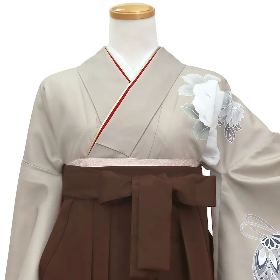 グレージュ地に鈴と牡丹・茶色袴（無地）（二尺袖）／卒業式 正面詳細