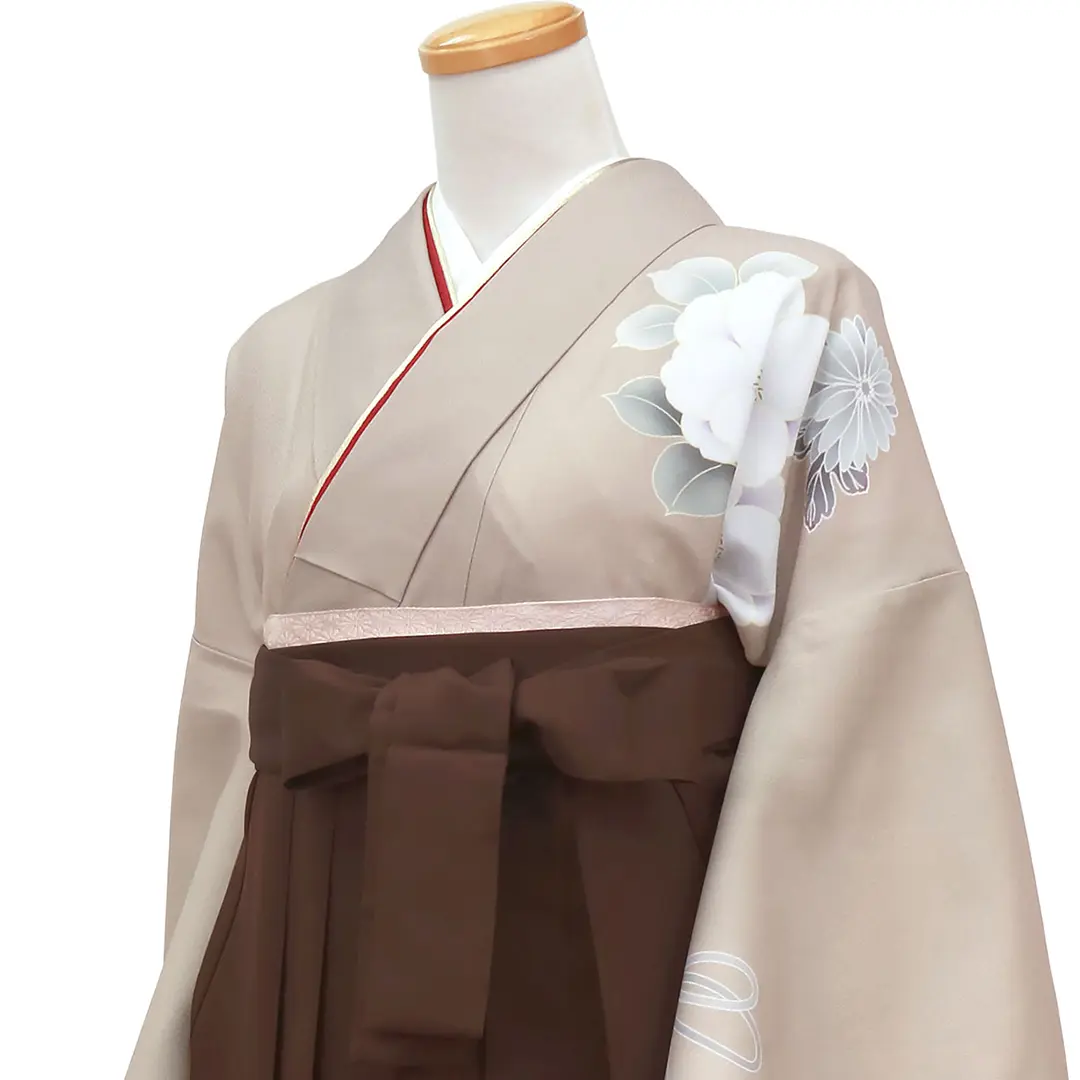 グレージュ地に鈴と牡丹・茶色袴（無地）（二尺袖）／卒業式 斜め詳細