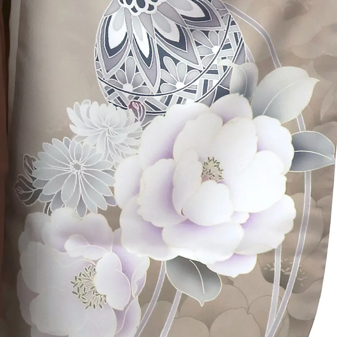 グレージュ地に鈴と牡丹・茶色袴（無地）（二尺袖）／卒業式 柄詳細