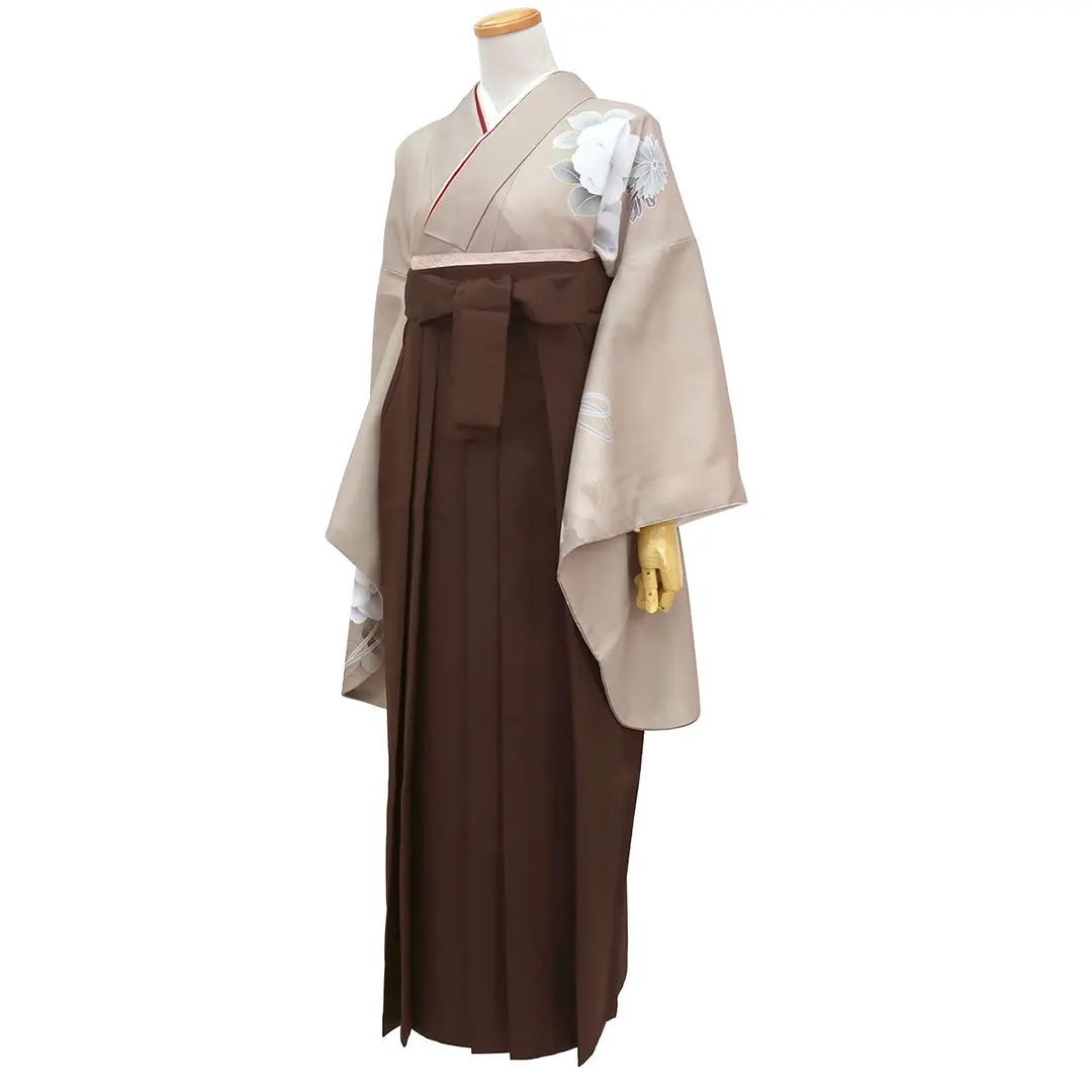 グレージュ地に鈴と牡丹・茶色袴（無地）（二尺袖）／卒業式 斜め