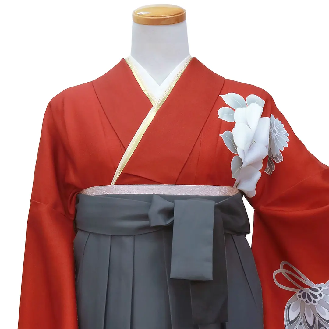 赤地に鈴と牡丹・黒袴（ぼかし）（二尺袖）／卒業式 正面詳細