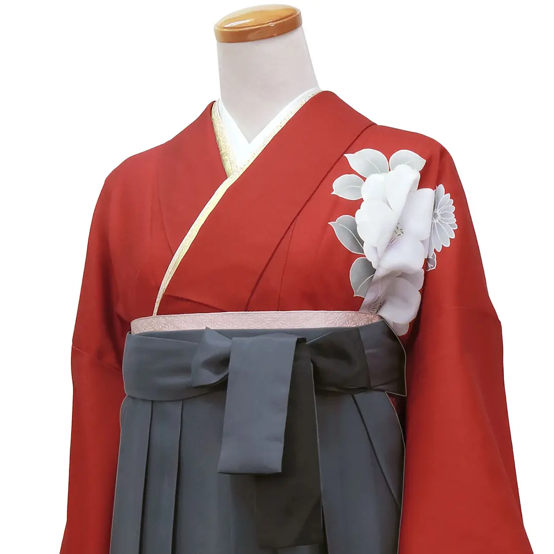 赤地に鈴と牡丹・黒袴（ぼかし）（二尺袖）／卒業式 斜め詳細