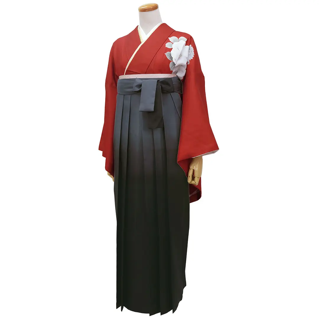 赤地に鈴と牡丹・黒袴（ぼかし）（二尺袖）／卒業式 斜め