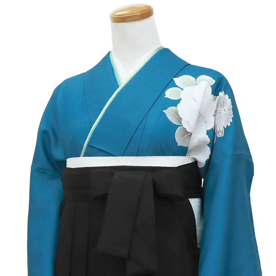 青地に鈴と牡丹・黒袴（無地）（二尺袖）／卒業式 斜め詳細