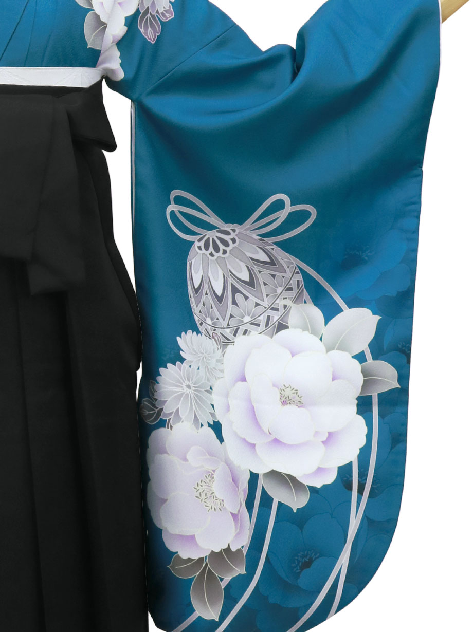 なの　黒地銀彩牡丹柄着物袴 着物〉黒色 ぼたんと花乙女柄着物 〈袴〉黒色＆グレー色ぼかし 花車の