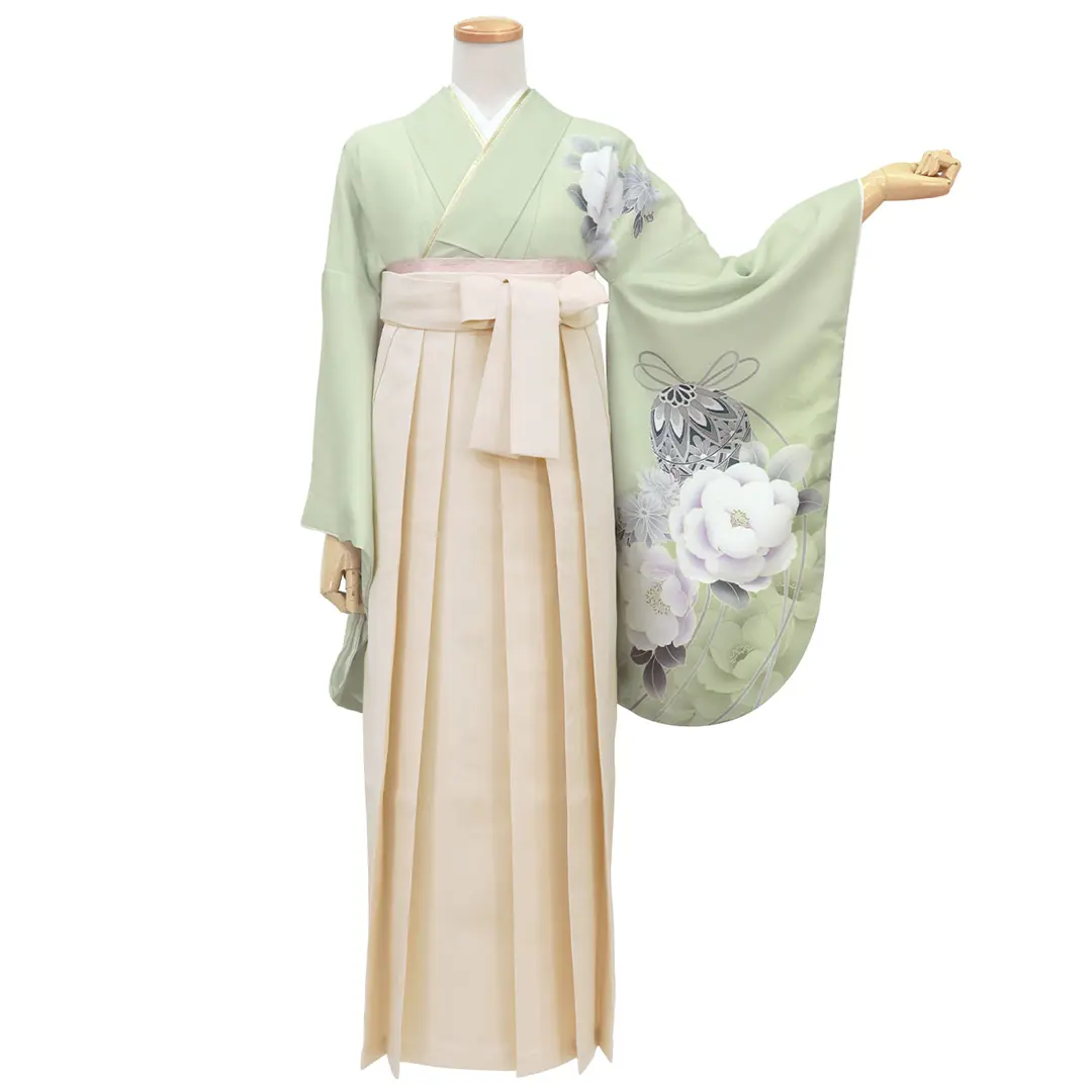 薄緑地に鈴と牡丹・アイボリー袴（無地）（二尺袖）／卒業式 正面