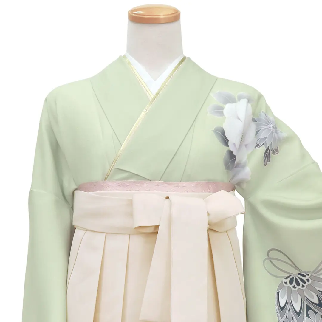 薄緑地に鈴と牡丹・アイボリー袴（無地）（二尺袖）／卒業式 正面詳細