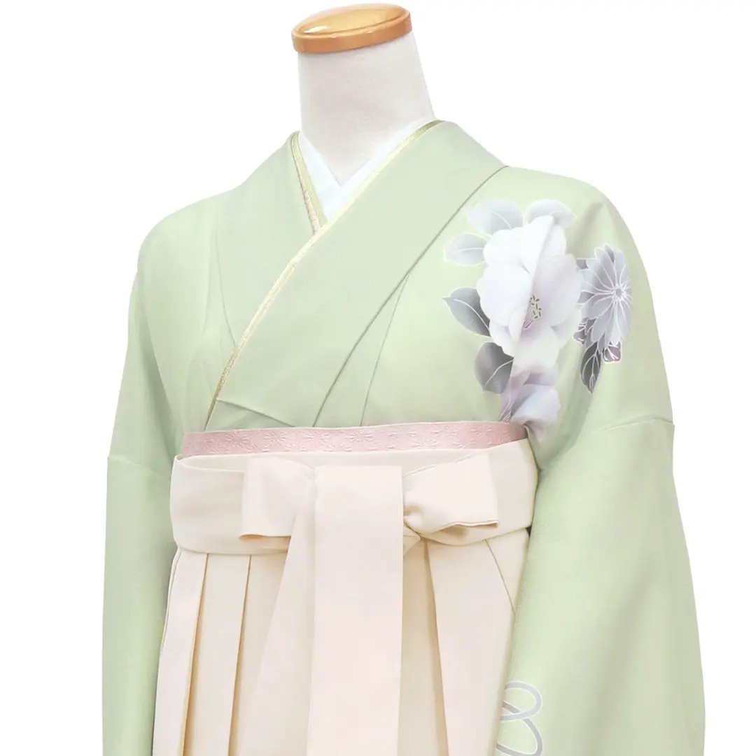 薄緑地に鈴と牡丹・アイボリー袴（無地）（二尺袖）／卒業式 斜め詳細