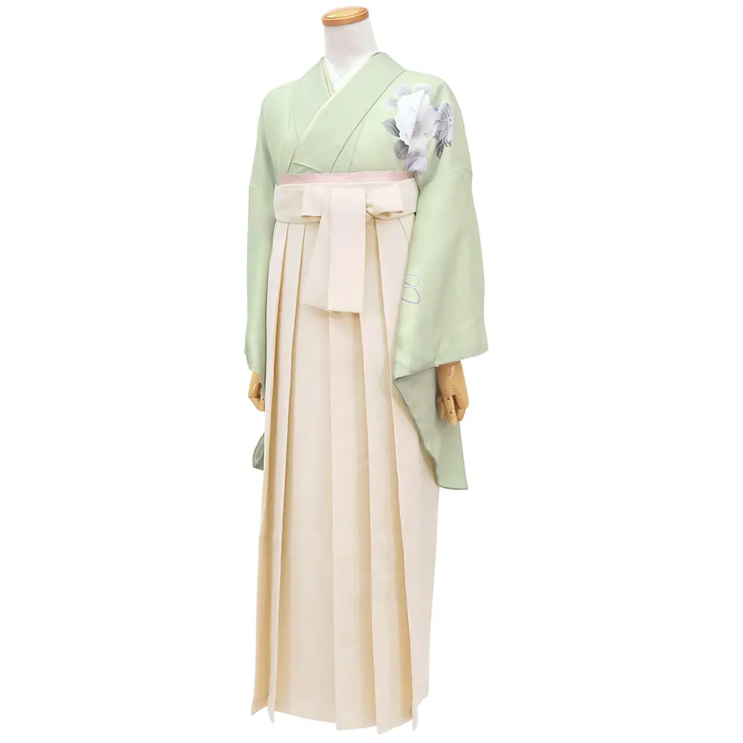 薄緑地に鈴と牡丹・アイボリー袴（無地）（二尺袖）／卒業式 斜め