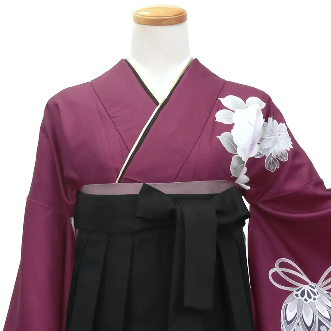 ワイン地に鈴と牡丹・黒袴（無地）（二尺袖）／卒業式 正面詳細