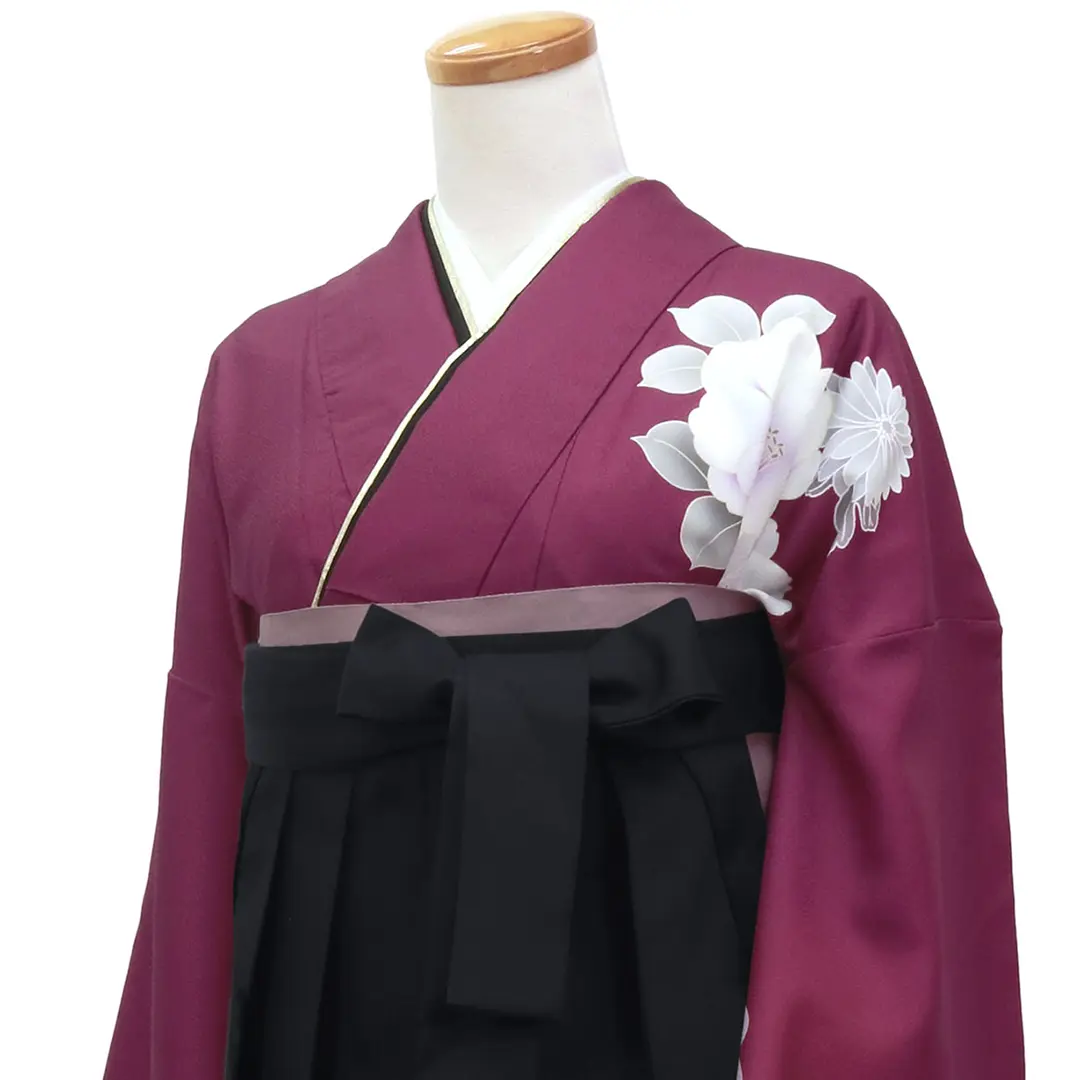 ワイン地に鈴と牡丹・黒袴（無地）（二尺袖）／卒業式 斜め詳細