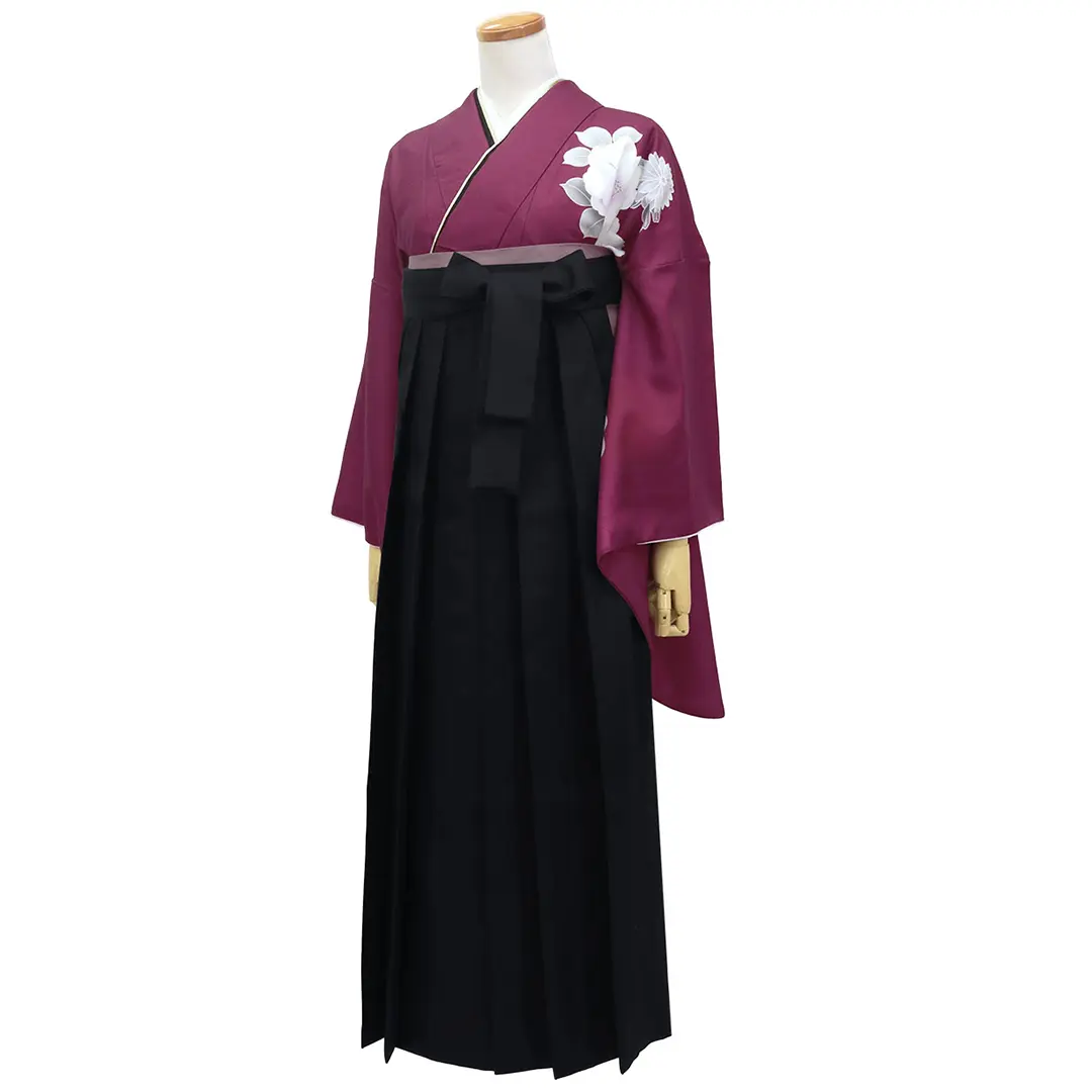 ワイン地に鈴と牡丹・黒袴（無地）（二尺袖）／卒業式 斜め