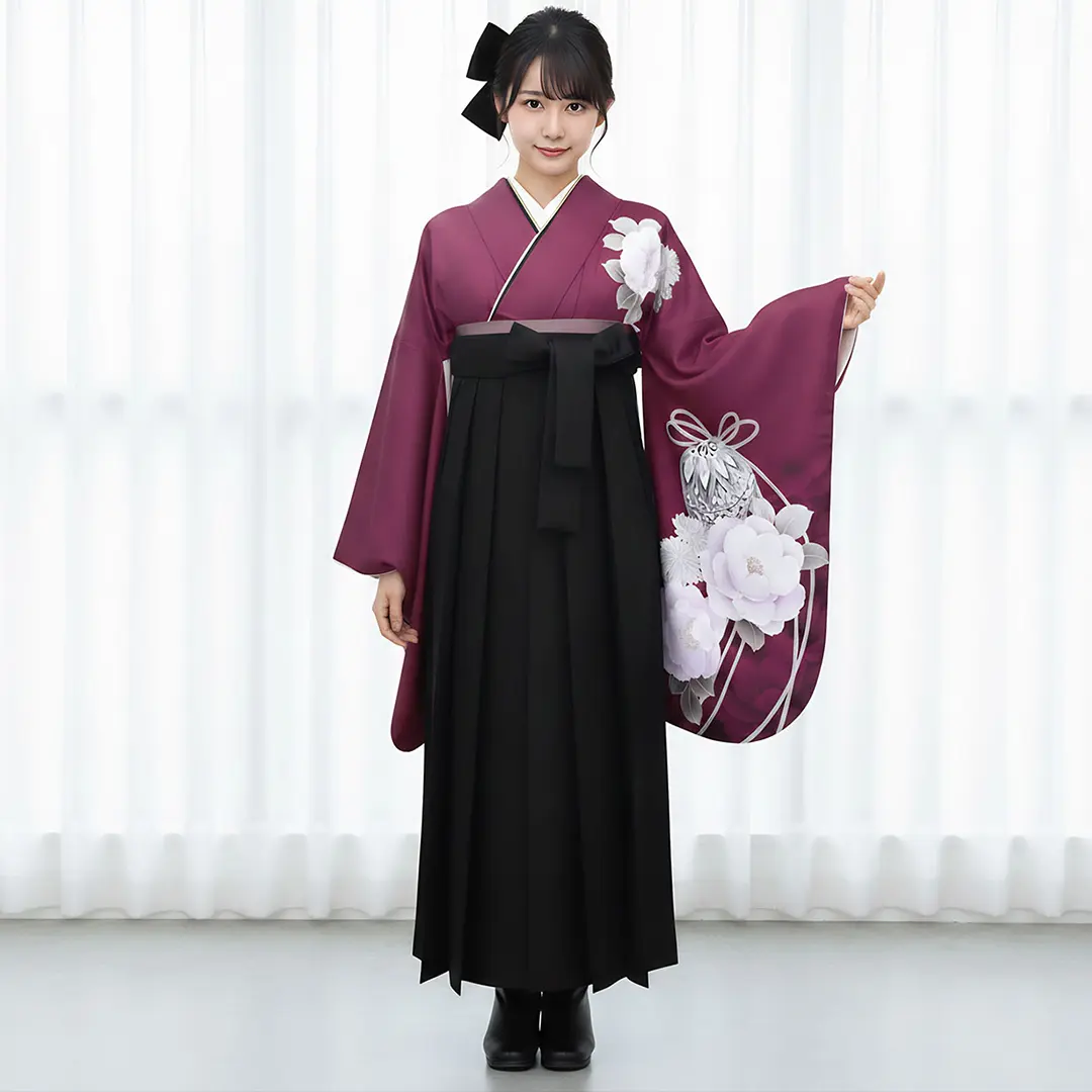 ワイン地に鈴と牡丹・黒袴（無地）（二尺袖）／卒業式／着用イメージ    