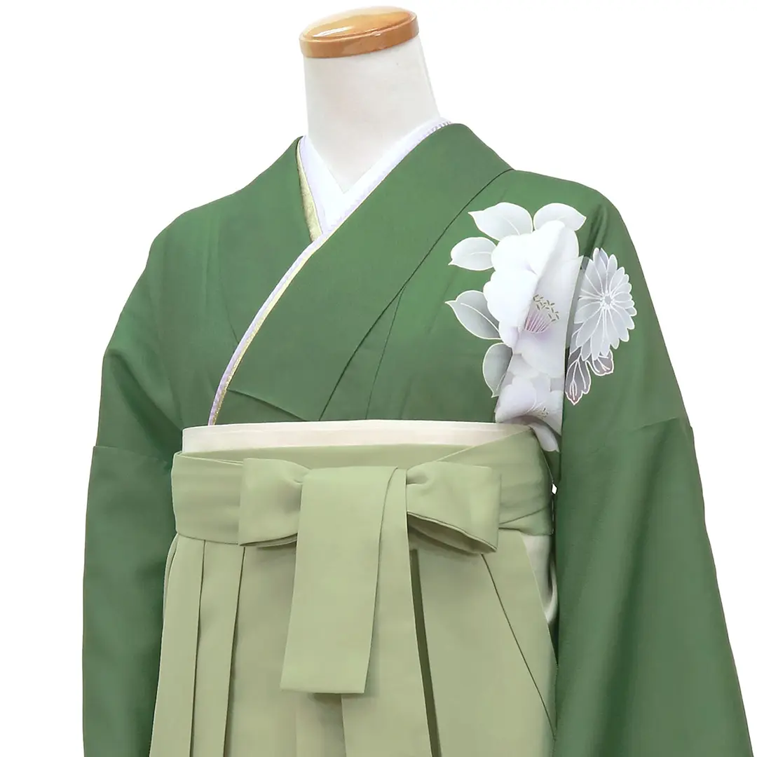 抹茶地に鈴と牡丹・オリーブ袴（無地） （二尺袖）／卒業式 斜め詳細