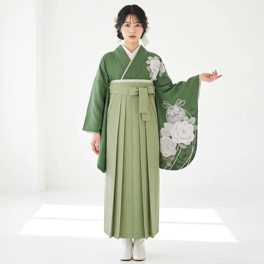 抹茶地に鈴と牡丹・オリーブ袴（無地） （二尺袖）／卒業式／着用イメージ    