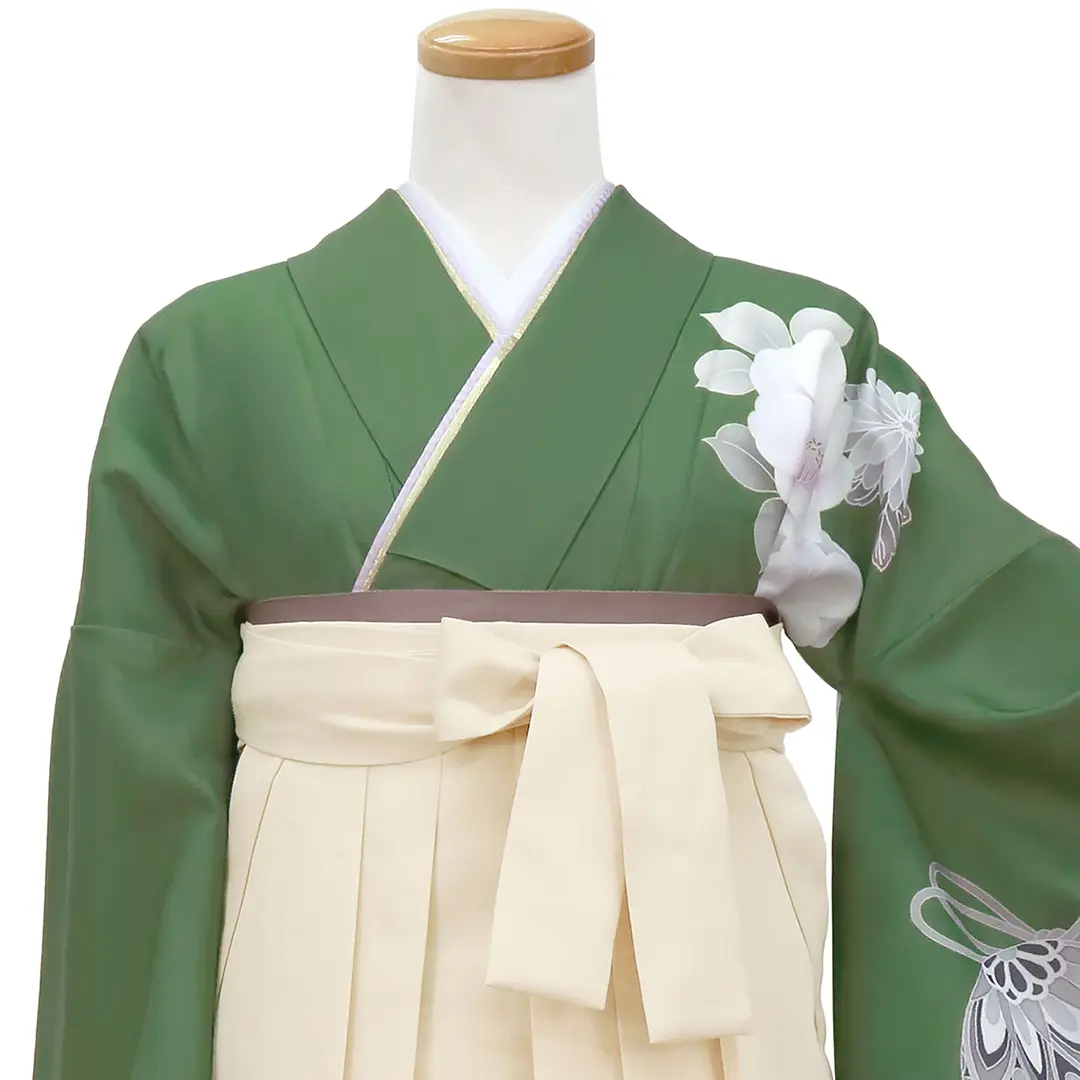 抹茶地に鈴と牡丹・アイボリー袴（無地）（二尺袖）／卒業式 正面詳細