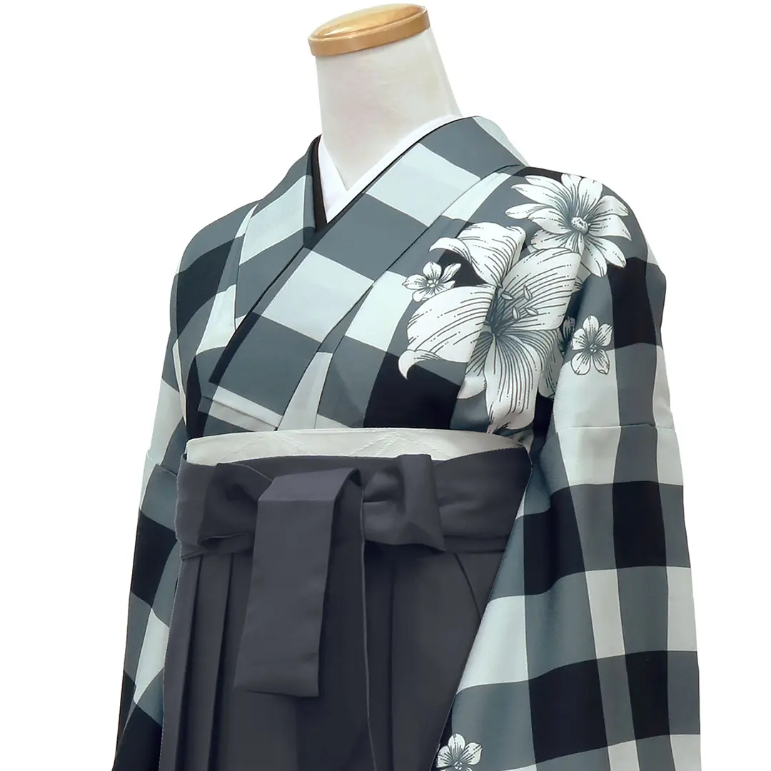 黒チェックにダリア・黒袴（ぼかし）（二尺袖）／卒業式 斜め詳細