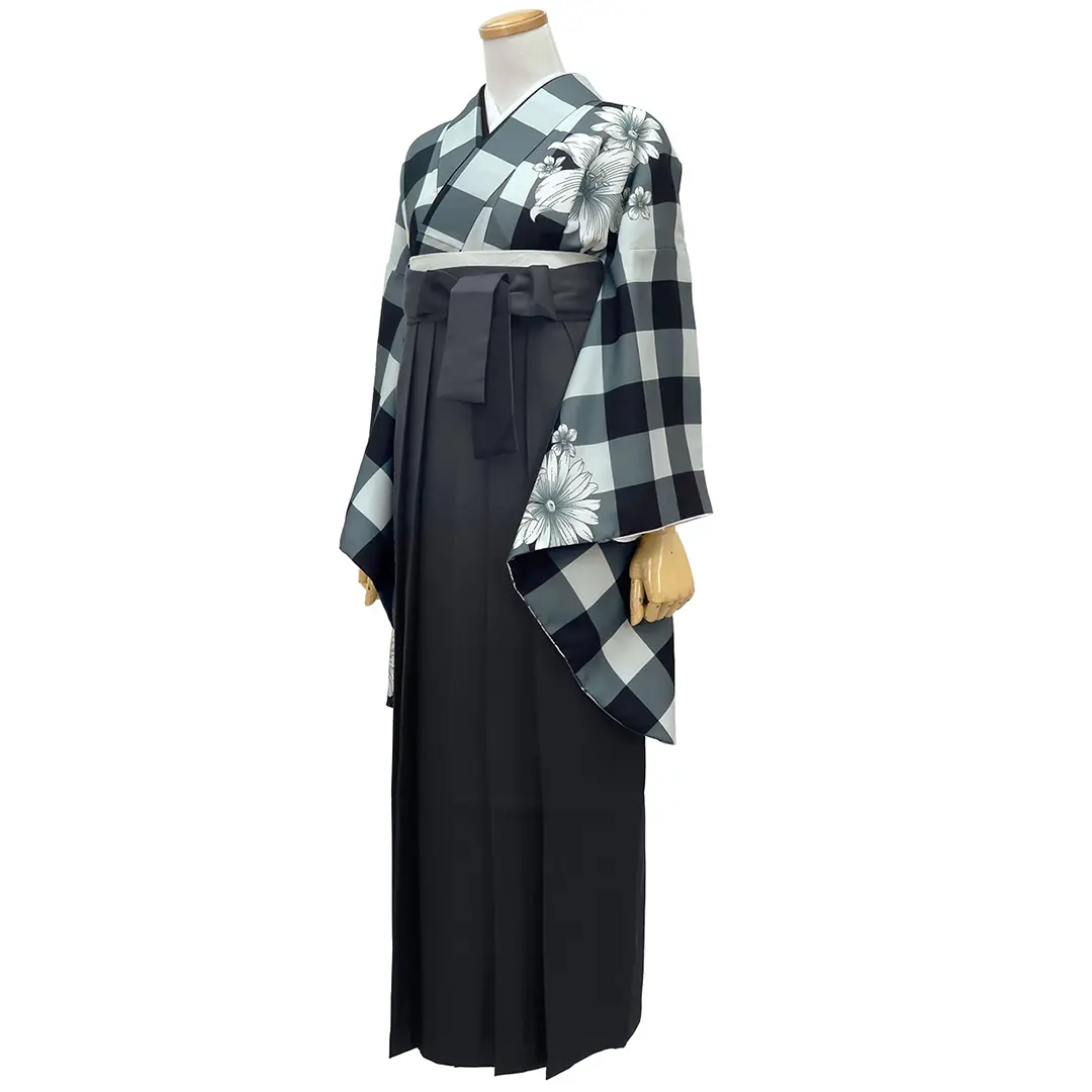 黒チェックにダリア・黒袴（ぼかし）（二尺袖）／卒業式 斜め