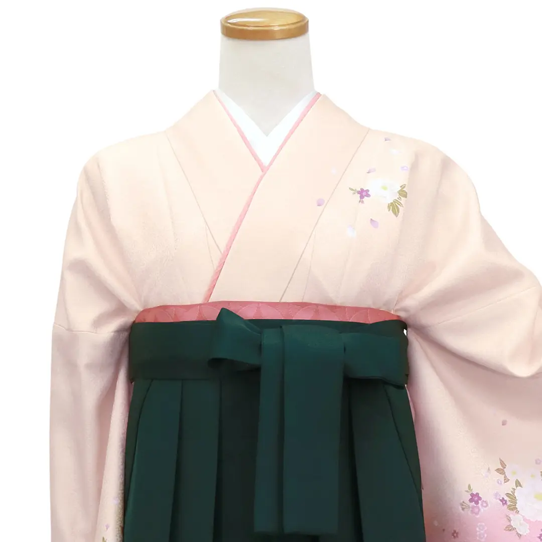 【先生におすすめ】ピンクベージュ地に牡丹・深緑袴（無地） （小袖）／卒業式／正面詳細