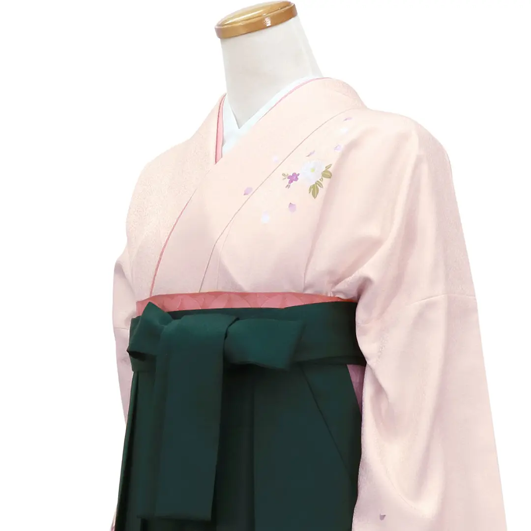 【先生におすすめ】ピンクベージュ地に牡丹・深緑袴（無地） （小袖）／卒業式／斜め詳細