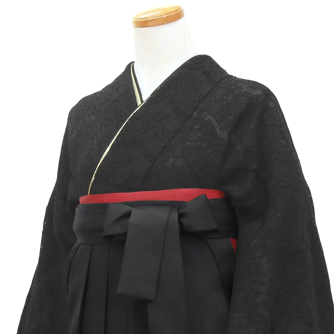 黒レースの振袖・黒袴（無地） （振袖）／卒業式／斜め詳細