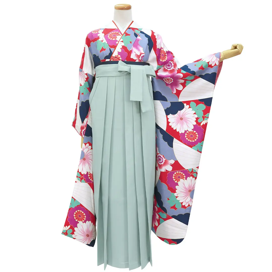 赤地の幾何学模様に菊・くすみグリーン袴（無地） （振袖）／卒業式／正面