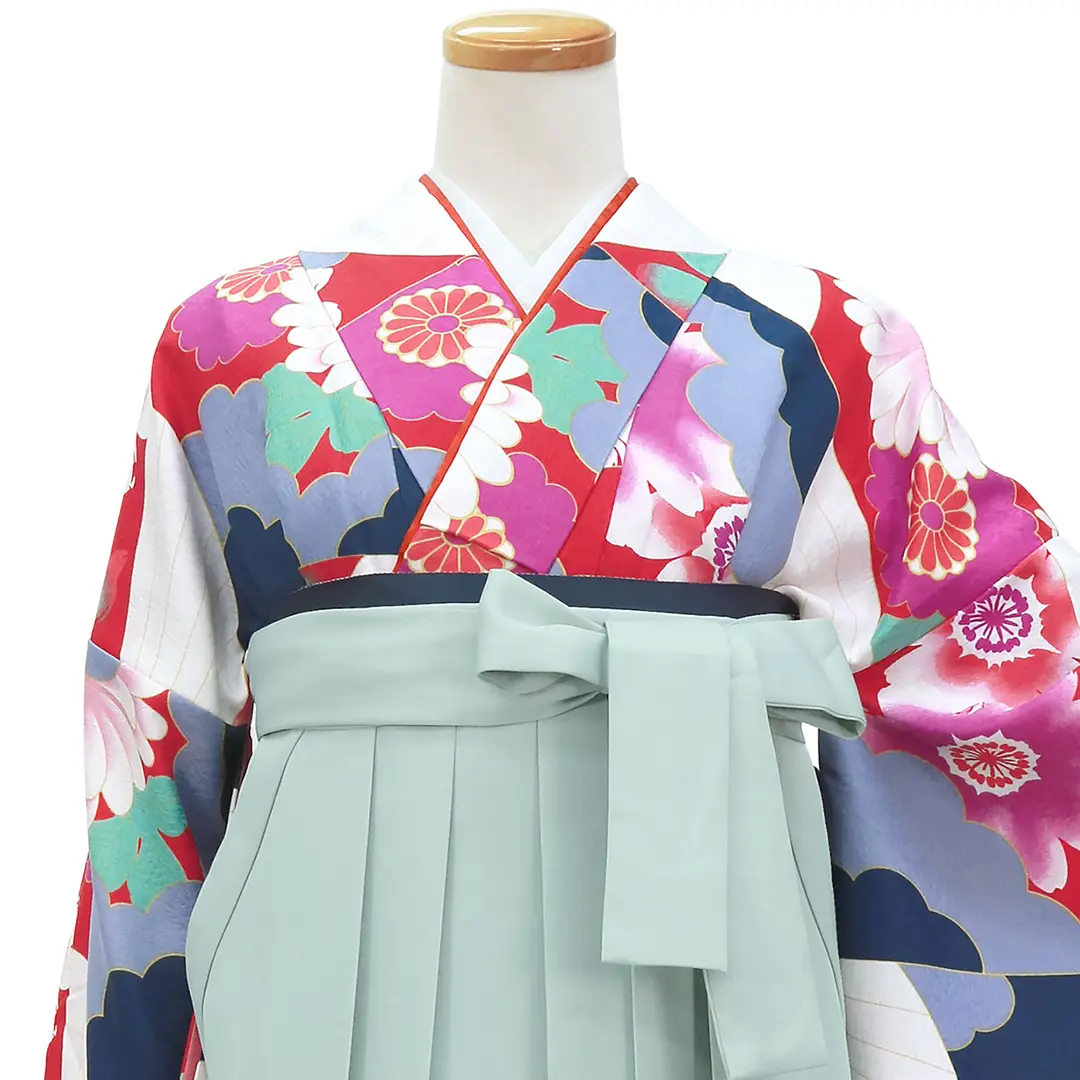 赤地の幾何学模様に菊・くすみグリーン袴（無地） （振袖）／卒業式／正面詳細