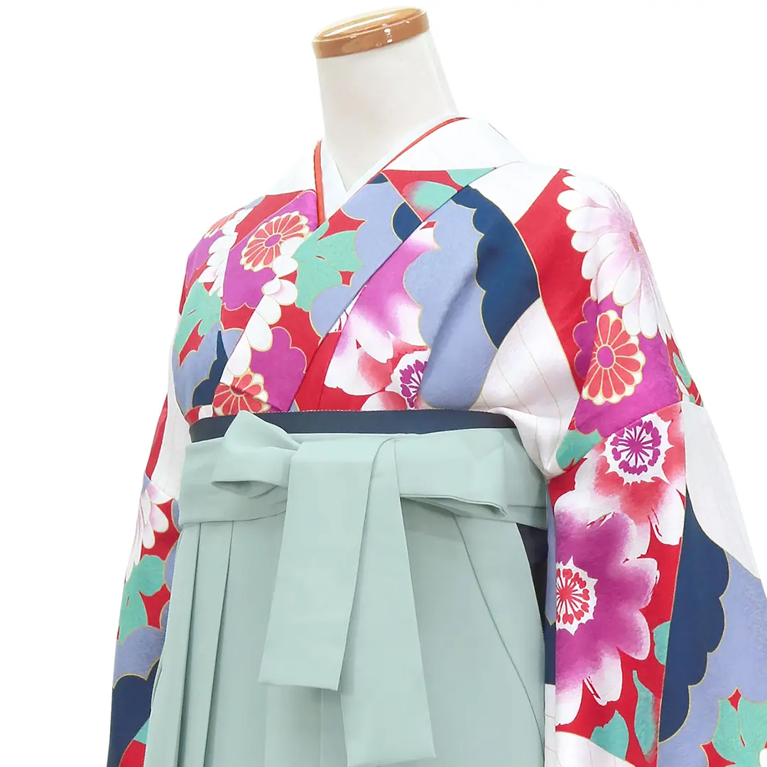 赤地の幾何学模様に菊・くすみグリーン袴（無地） （振袖）／卒業式／斜め詳細