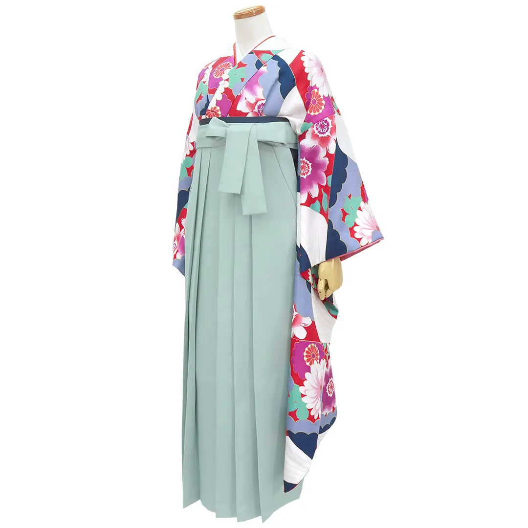 赤地の幾何学模様に菊・くすみグリーン袴（無地） （振袖）／卒業式／斜め