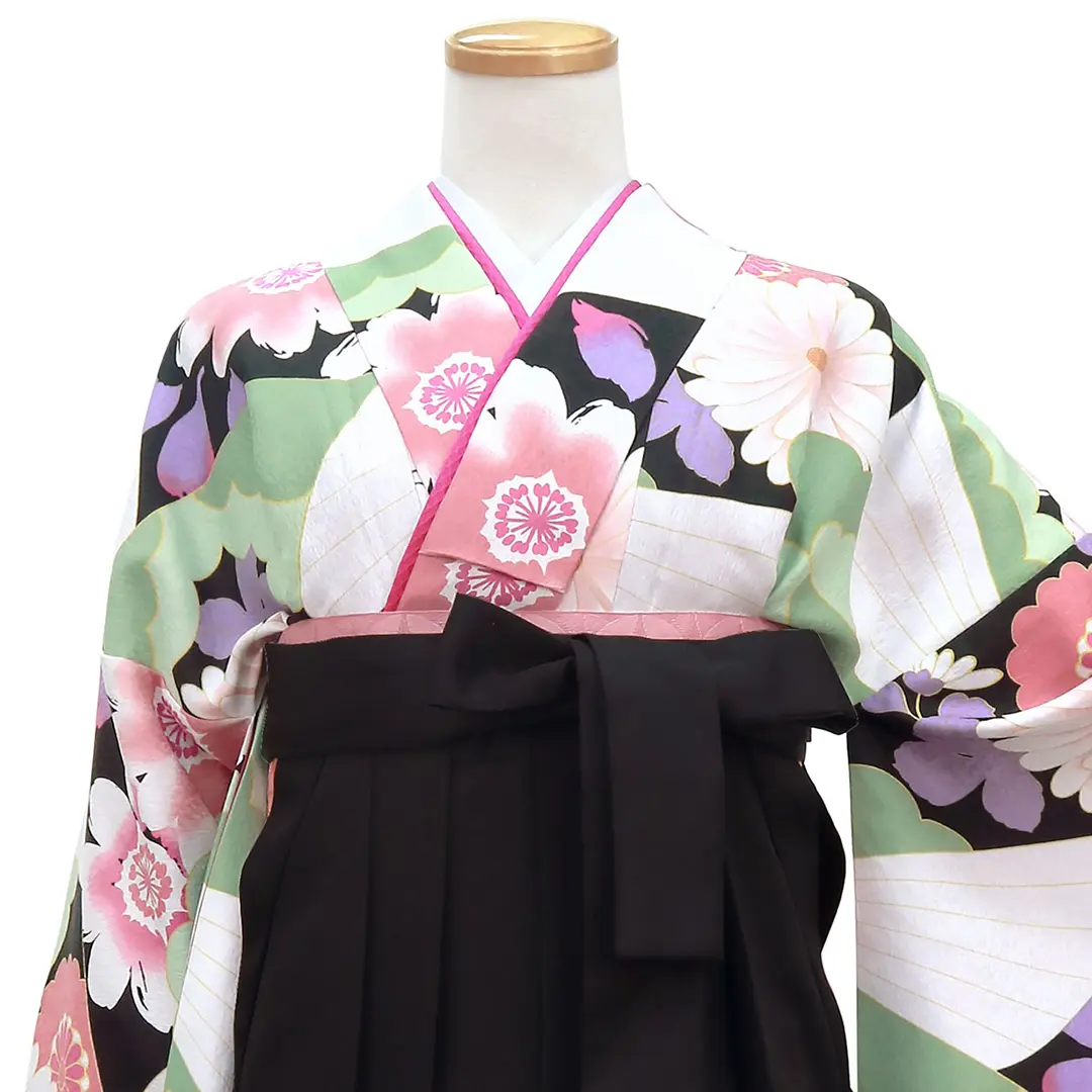 黒地の幾何学模様に菊・黒袴（無地）（振袖）／卒業式／正面詳細